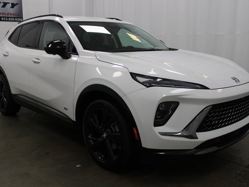 Used 2024 Buick Envision Sport Touring image 3