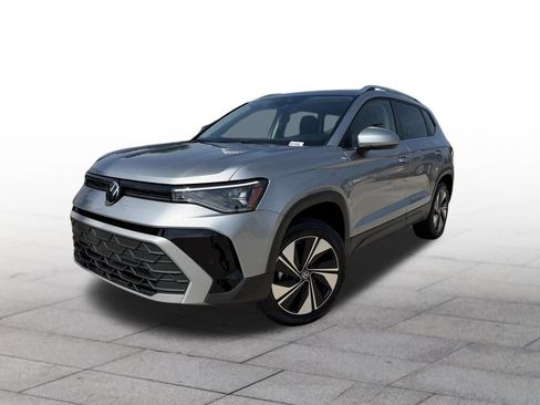 Used 2025 Volkswagen Taos SE w/ Panoramic Sunroof Package image 3