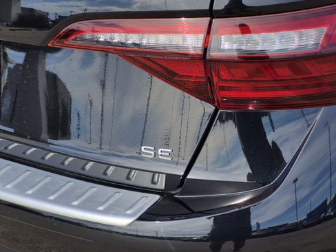 Used 2024 Volkswagen Jetta SE w/ Panoramic Sunroof Package image 9