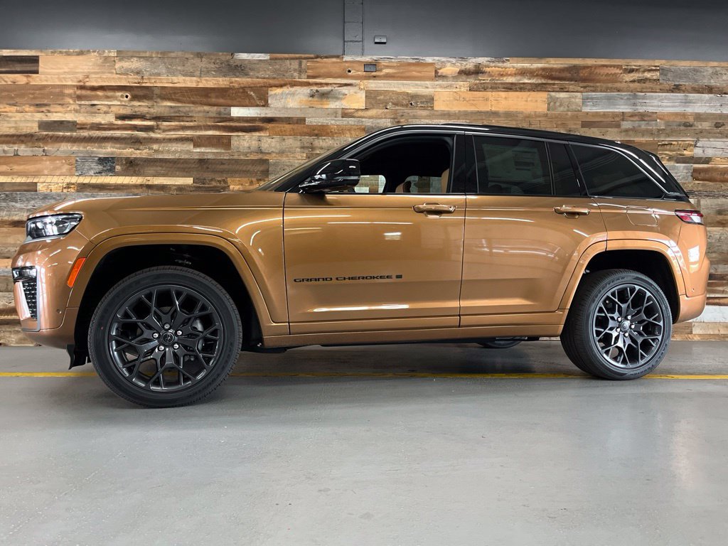 New 2027 Jeep Grand Cherokee Summit w/ Adv Protech Group IV AWD/4WD image 16