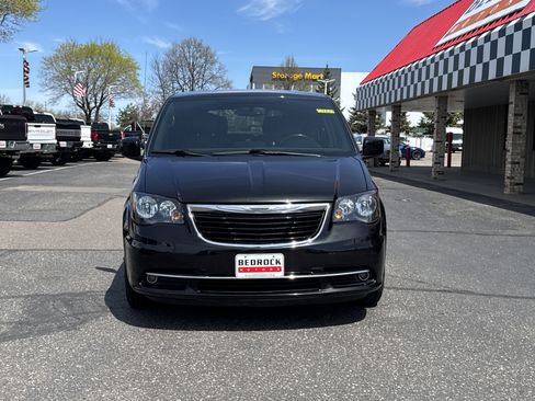 Used 2016 Chrysler Town & Country S w/ Driver Convenience Group FWD image 2