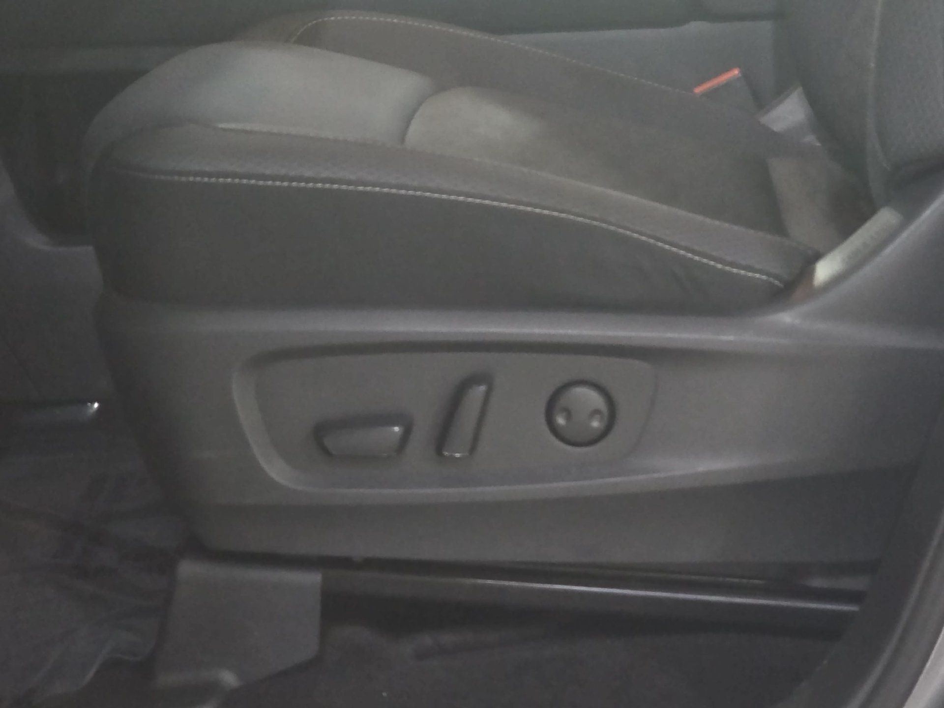 Used 2025 Nissan Pathfinder SV FWD image 28