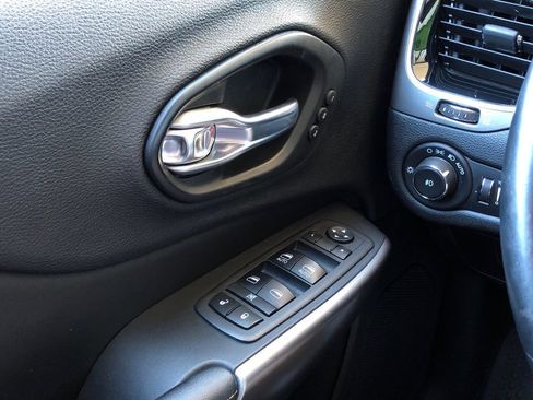 Used 2019 Jeep Cherokee Limited AWD/4WD image 25