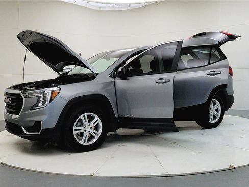 Used 2024 GMC Terrain SLE image 11