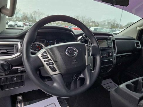 Used 2018 Nissan Titan SV image 9
