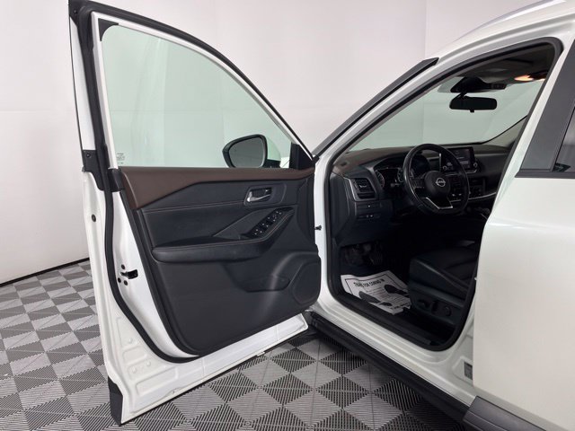 Used 2023 Nissan Rogue SV w/ SV Premium B Package FWD image 18