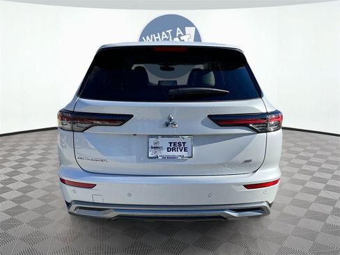 New 2025 Mitsubishi Outlander SE image 6