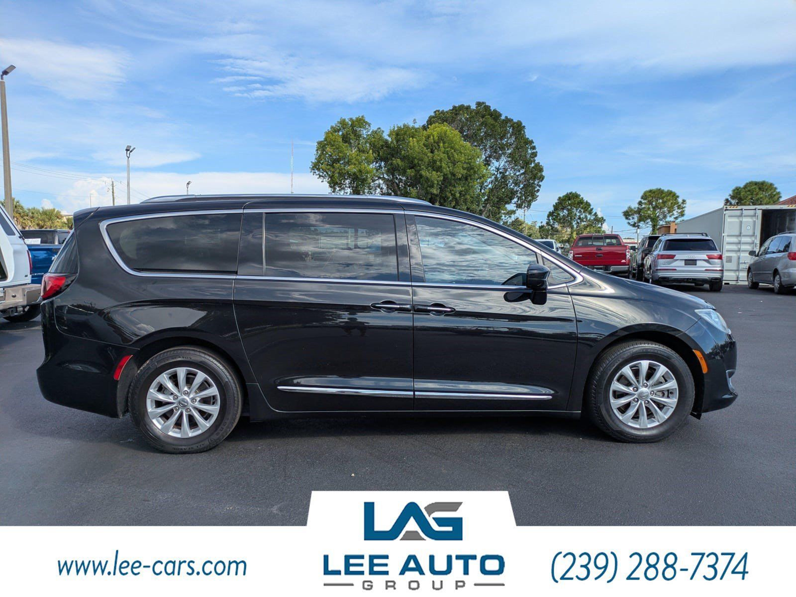 Used 2019 Chrysler Pacifica Touring-L FWD image 2