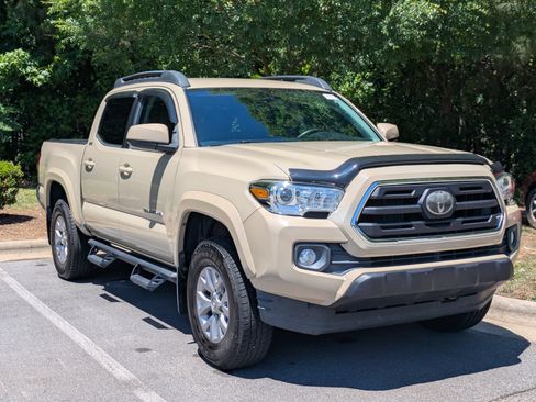 Used 2019 Toyota Tacoma SR5 RWD image 2