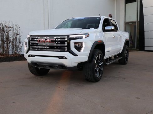 Used 2023 GMC Canyon Denali image 3