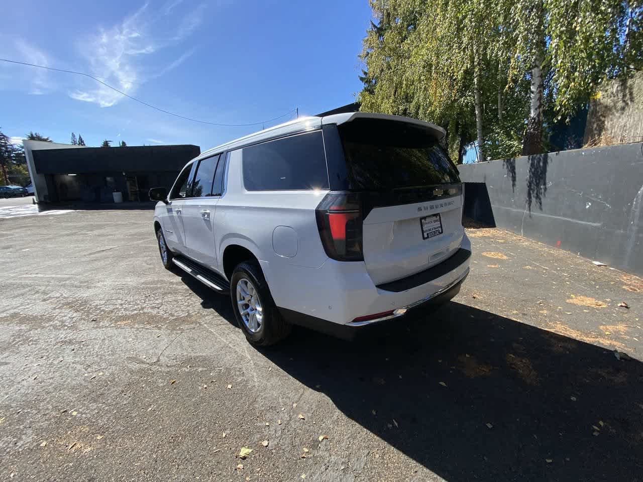 Used 2026 Chevrolet Suburban LT w/ Comfort Package AWD/4WD image 4