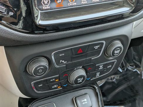 Used 2018 Jeep Compass Limited w/ Safe & Security Group FWD image 17