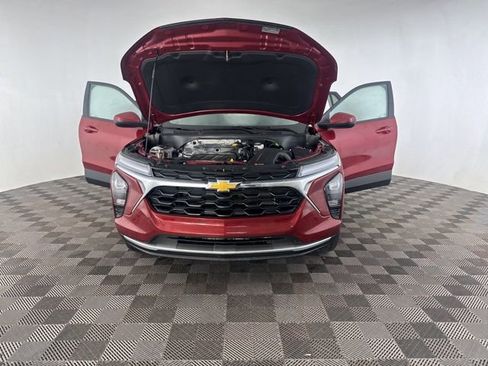 Used 2025 Chevrolet Trax LT w/ LT Convenience Package image 14