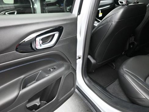 New 2026 Jeep Compass Latitude image 18