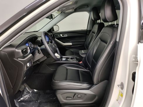 Used 2022 Ford Explorer XLT w/ Equipment Group 202A image 12