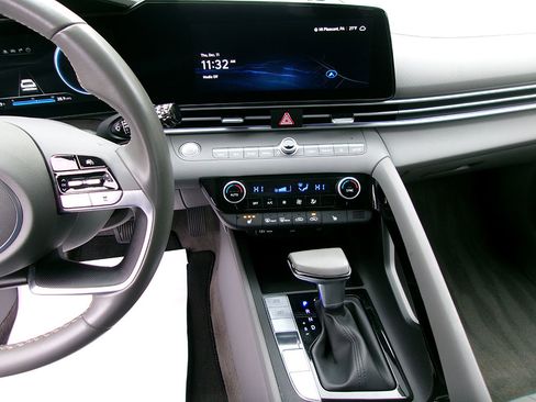 Used 2024 Hyundai Elantra SEL w/ Convenience Package image 16