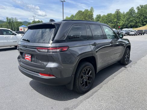 Used 2026 Jeep Grand Cherokee Altitude AWD/4WD image 3