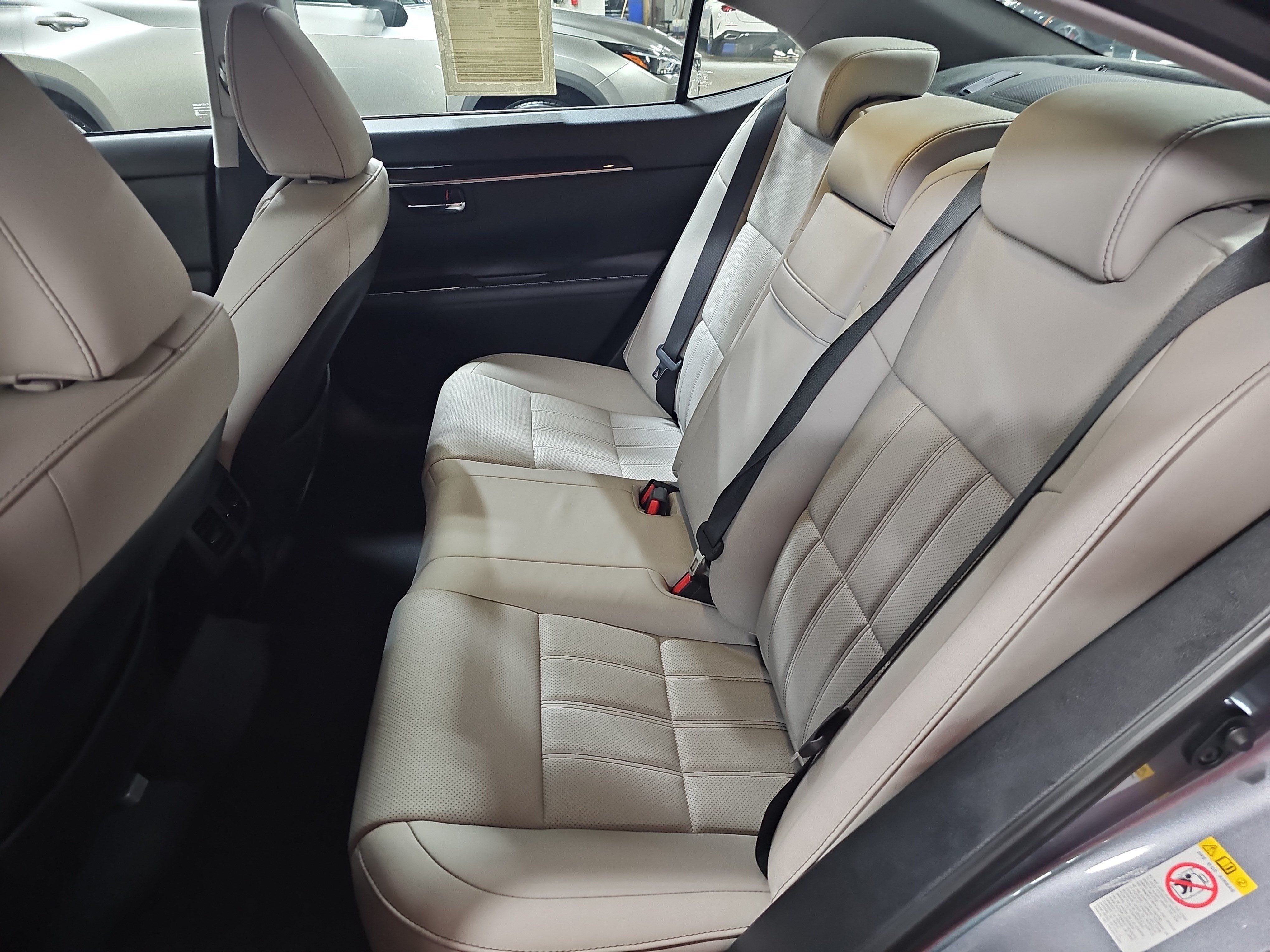 Used 2018 Lexus ES 350 w/ Luxury Package w/Wood Trim FWD image 14