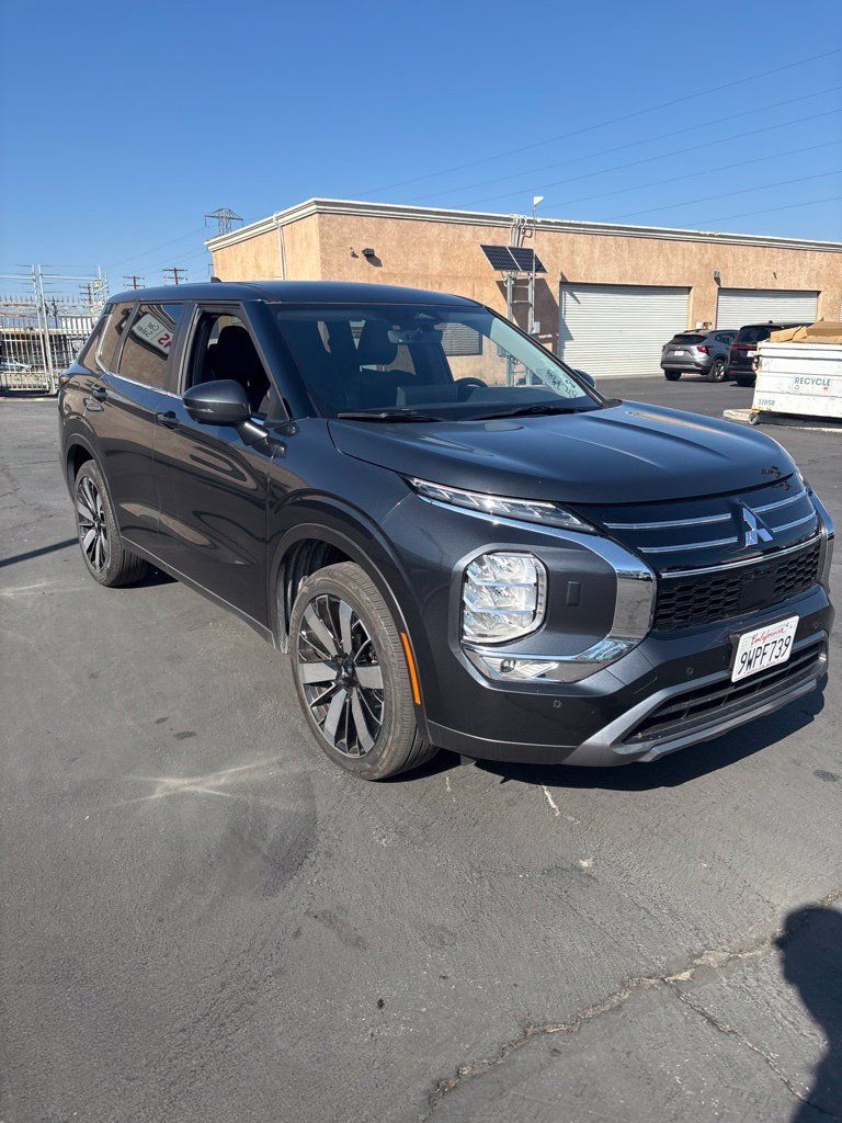 Used 2025 Mitsubishi Outlander SE AWD/4WD image 3