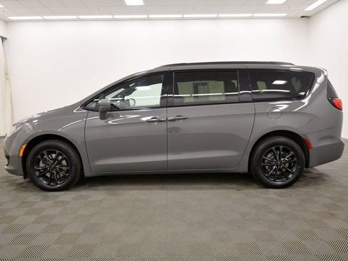 Used 2020 Chrysler Pacifica Touring-L w/ Advanced Safetytec Group AWD/4WD image 4