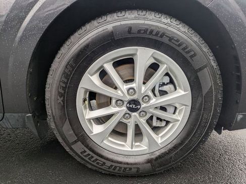 Used 2023 Kia Carnival LX image 11