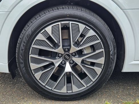 Used 2024 Audi Q8 e-tron Premium Plus w/ Premium Plus Package AWD/4WD image 33