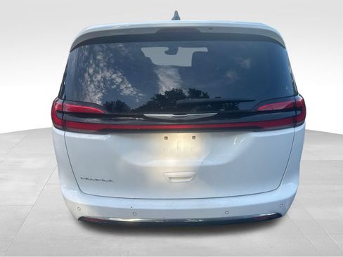 Used 2023 Chrysler Pacifica Touring-L FWD image 19