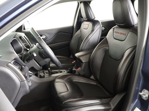 Used 2019 Jeep Cherokee Trailhawk w/ Cold Weather Group image 28