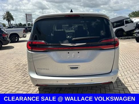 Used 2024 Chrysler Pacifica Touring-L FWD image 4
