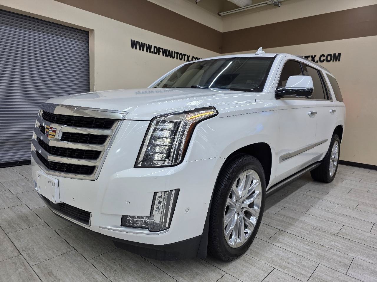 Used 2019 Cadillac Escalade Premium Luxury AWD/4WD image 2