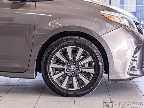 Used 2019 Toyota Sienna Limited image 11