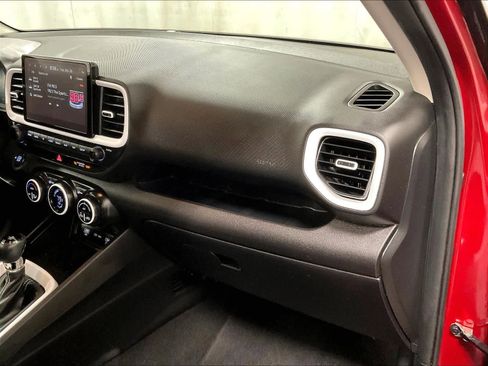 Used 2024 Hyundai Venue Limited image 14