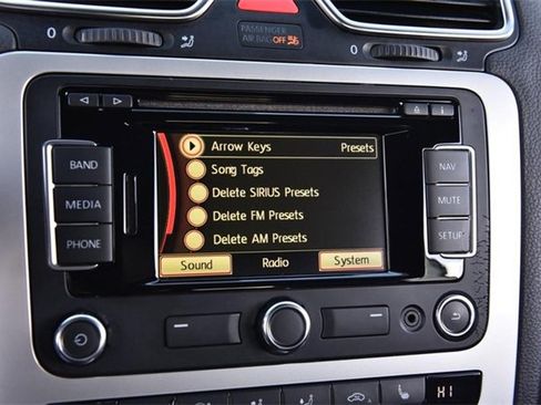 Used 2014 Volkswagen Eos Sport image 13