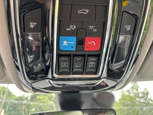 Used 2022 Jeep Grand Cherokee Overland AWD/4WD image 29