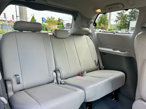 Certified 2019 Toyota Sienna XLE w/ XLE Navigation Package AWD/4WD image 16