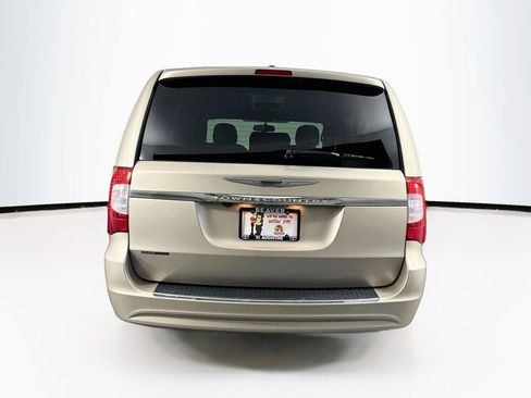 Used 2014 Chrysler Town & Country Touring FWD image 8
