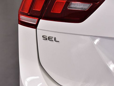 Used 2022 Volkswagen Tiguan SEL R-Line AWD/4WD image 10