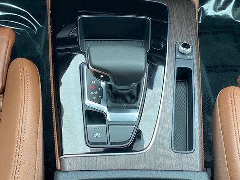 Used 2024 Audi Q5 e Premium Plus w/ Premium Plus Package image 11