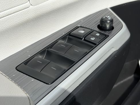 Certified 2025 Toyota Sienna LE FWD image 30