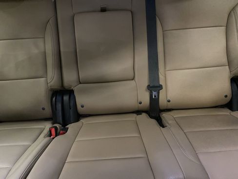 Used 2024 Chevrolet Suburban Premier image 18