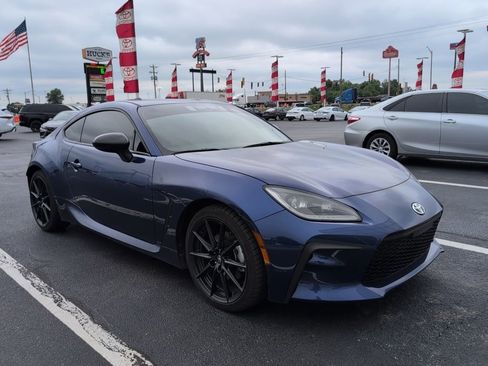 Used 2025 Toyota GR86 Premium w/ ALL Weather Mat Package (TMS) RWD image 2