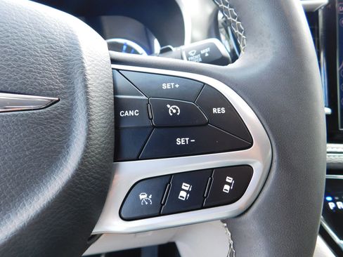 Used 2024 Chrysler Pacifica Limited FWD image 25