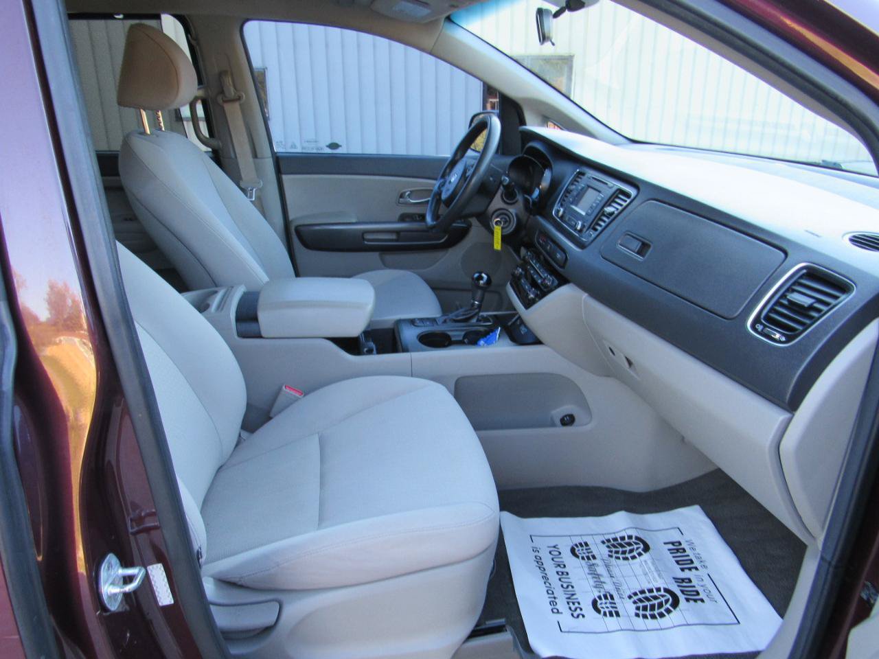 Used 2016 Kia Sedona LX w/ Option Group 020 FWD image 9