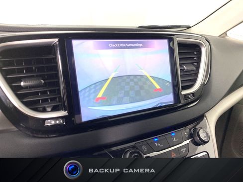 Used 2024 Chrysler Pacifica Touring-L image 4