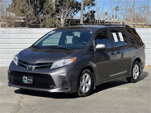 Used 2018 Toyota Sienna LE image 6