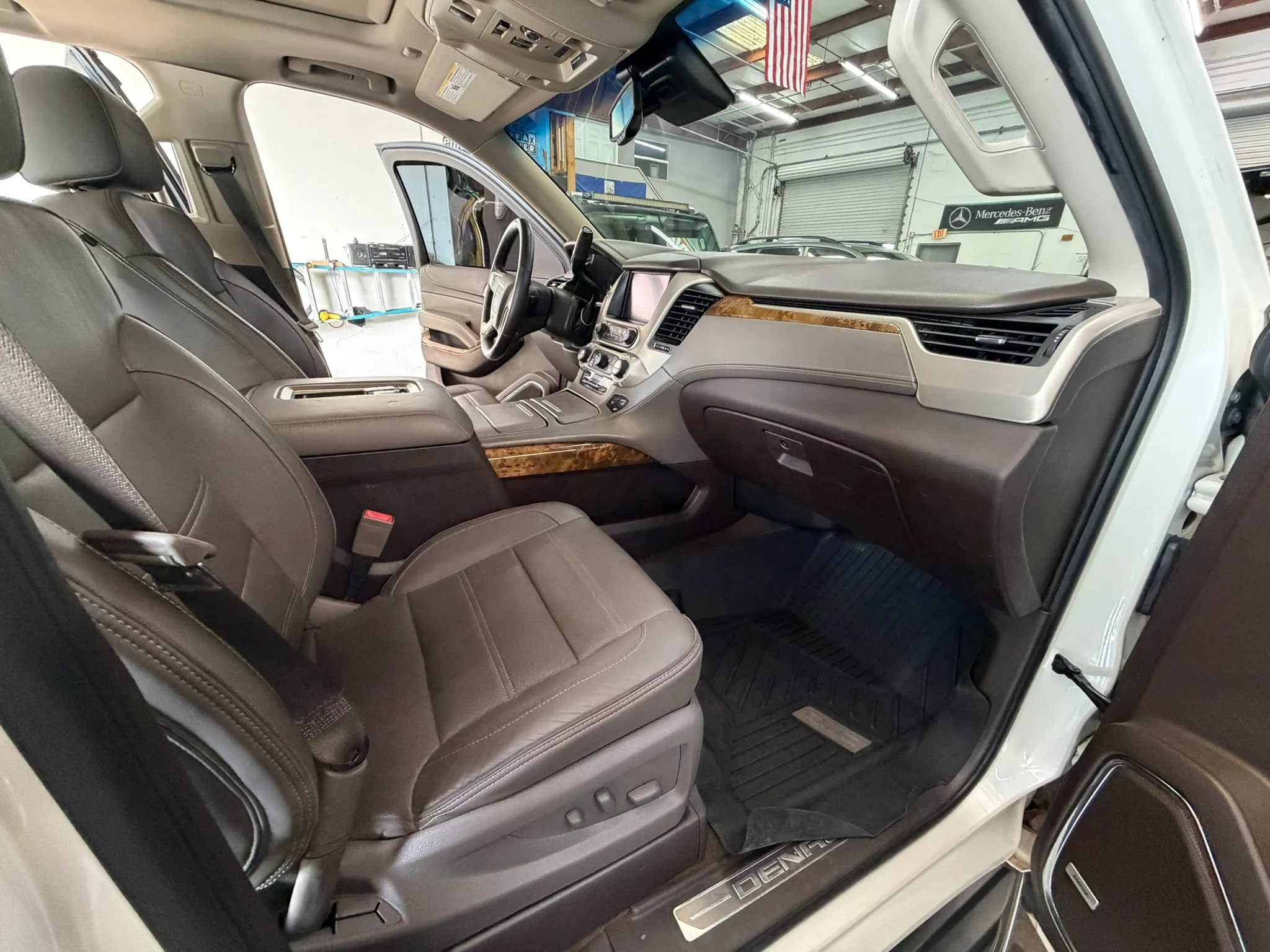 Used 2015 GMC Yukon Denali w/ Touring Package AWD/4WD image 23