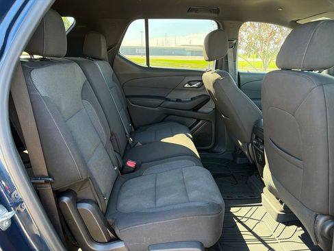 Used 2022 Chevrolet Traverse LT FWD image 32