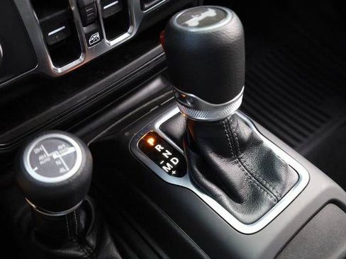 Used 2025 Jeep Wrangler Unlimited Sahara w/ Safety Group AWD/4WD image 15