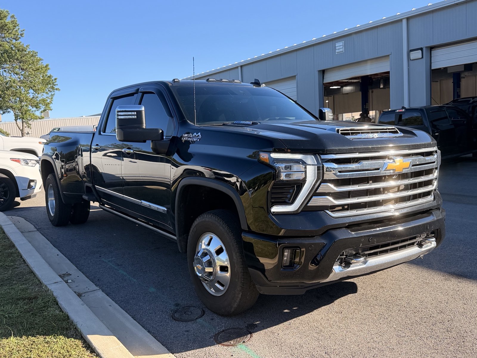 Used 2024 Chevrolet Silverado 3500 High Country w/ High Country Premium Package AWD/4WD image 2
