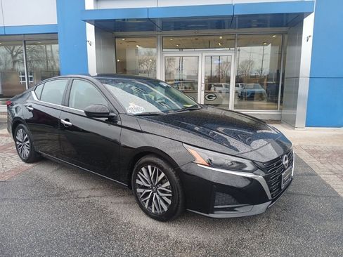 Used 2025 Nissan Altima 2.5 SV image 2